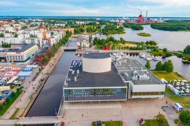 Oulu, Finlandiya, 22 Temmuz 2022: Finlandiya 'daki Oulu tiyatrosu ve sanayi parkının hava manzarası.