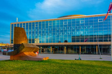 Oulu, Finlandiya, 22 Temmuz 2022: Oulu, Finlandiya 'da halk kütüphanesinin günbatımı.