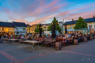 Oulu, Finlandiya, 22 Temmuz 2022: Finlandiya 'nın Oulu kentindeki Kauppatori Meydanı' nın günbatımı.