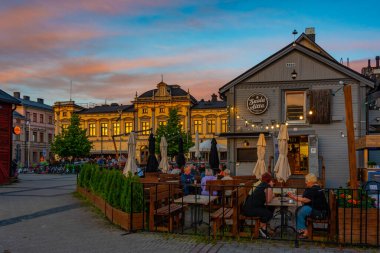 Oulu, Finlandiya, 22 Temmuz 2022: Finlandiya 'nın Oulu kentindeki Kauppatori Meydanı' nın günbatımı.