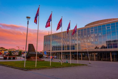 Oulu, Finlandiya, 22 Temmuz 2022: Oulu, Finlandiya 'da halk kütüphanesinin günbatımı.
