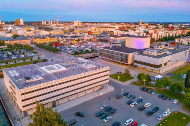 Oulu, Finlandiya, 22 Temmuz 2022: Finlandiya 'nın Oulu kentinin günbatımı manzarası.