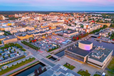 Oulu, Finlandiya, 22 Temmuz 2022: Finlandiya 'nın Oulu kentinin günbatımı manzarası.