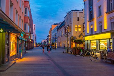 Oulu, Finlandiya, 22 Temmuz 2022: Oulu, Finlandiya 'da ticari bir caddenin gün batımı manzarası..