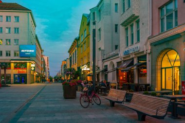 Oulu, Finlandiya, 22 Temmuz 2022: Oulu, Finlandiya 'da ticari bir caddenin gün batımı manzarası..