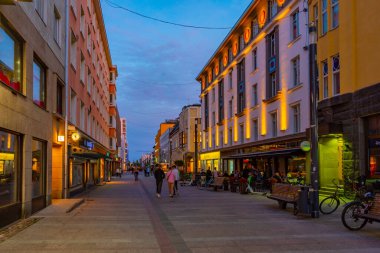 Oulu, Finlandiya, 22 Temmuz 2022: Oulu, Finlandiya 'da ticari bir caddenin gün batımı manzarası..