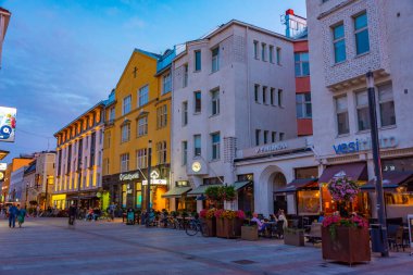 Oulu, Finlandiya, 22 Temmuz 2022: Oulu, Finlandiya 'da ticari bir caddenin gün batımı manzarası..