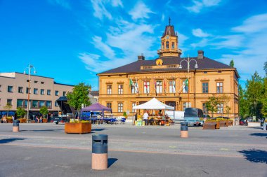 Jakobstad, Finlandiya, 23 Temmuz 2022: Finlandiya 'nın Jakobstad kentindeki sarı belediye binası.