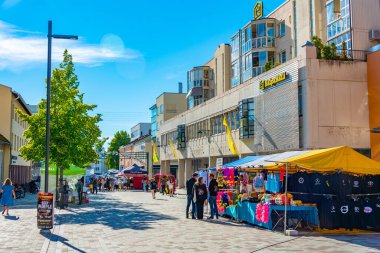 Jakobstad, Finlandiya, 23 Temmuz 2022: Jakobstad, Finlandiya 'da ticari bir caddenin görüntüsü..