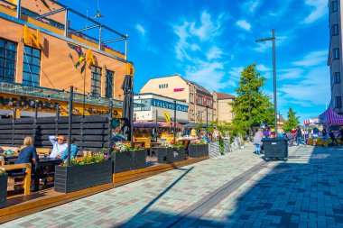 Jakobstad, Finlandiya, 23 Temmuz 2022: Jakobstad, Finlandiya 'da ticari bir caddenin görüntüsü..