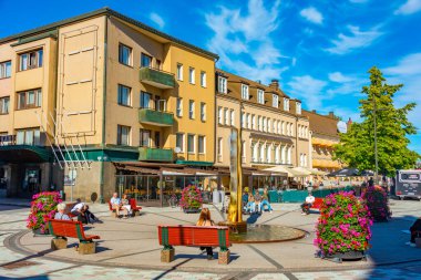 Jakobstad, Finlandiya, 23 Temmuz 2022: Jakobstad, Finlandiya 'da ticari bir caddenin görüntüsü..