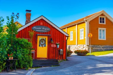 Jakobstad, Finlandiya, 23 Temmuz 2022: Finlandiya 'nın Neristan ilçesindeki renkli kereste evleri.