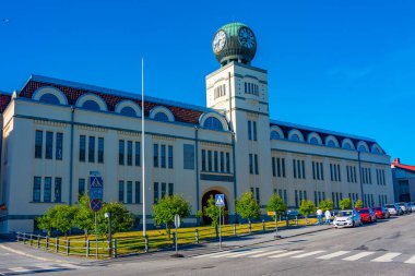 Jakobstad, Finlandiya, 23 Temmuz 2022: Eski Finlandiya 'nın Jakobstad kentinde saat kulesi olan tuğla bina.