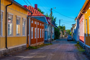 Jakobstad, Finlandiya, 23 Temmuz 2022: Finlandiya 'nın Neristan ilçesindeki renkli kereste evleri.
