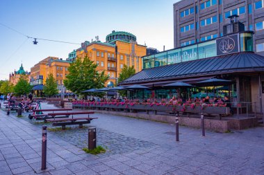 Vaasa, Finlandiya, 23 Temmuz 2022: Vaasa, Finlandiya 'da Hovioikeudenpuistikko Caddesi günbatımı..