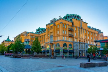 Vaasa, Finlandiya, 23 Temmuz 2022: Vaasa, Finlandiya 'da Hovioikeudenpuistikko Caddesi günbatımı..