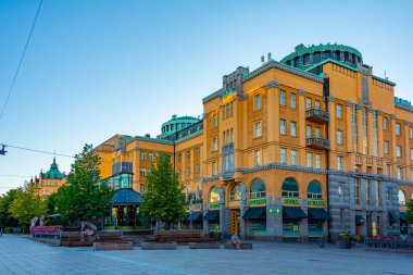 Vaasa, Finlandiya, 23 Temmuz 2022: Vaasa, Finlandiya 'da Hovioikeudenpuistikko Caddesi günbatımı..