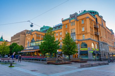 Vaasa, Finlandiya, 23 Temmuz 2022: Vaasa, Finlandiya 'da Hovioikeudenpuistikko Caddesi günbatımı..