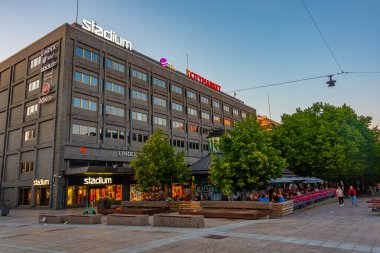 Vaasa, Finlandiya, 23 Temmuz 2022: Vaasa, Finlandiya 'da Hovioikeudenpuistikko Caddesi günbatımı..