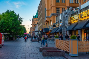 Vaasa, Finlandiya, 23 Temmuz 2022: Vaasa, Finlandiya 'da Hovioikeudenpuistikko Caddesi günbatımı..