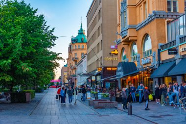 Vaasa, Finlandiya, 23 Temmuz 2022: Vaasa, Finlandiya 'da Hovioikeudenpuistikko Caddesi günbatımı..