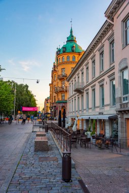 Vaasa, Finlandiya, 23 Temmuz 2022: Vaasa, Finlandiya 'da Hovioikeudenpuistikko Caddesi günbatımı..