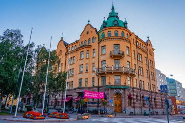 Vaasa, Finlandiya, 23 Temmuz 2022: Vaasa, Finlandiya 'da Hovioikeudenpuistikko Caddesi günbatımı..