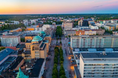 Vaasa, Finlandiya, 23 Temmuz 2022: Vaasa, Finlandiya 'da Hovioikeudenpuistikko Caddesi günbatımı..