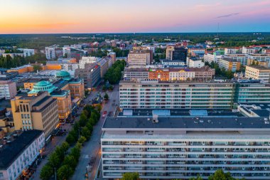 Vaasa, Finlandiya, 23 Temmuz 2022: Vaasa, Finlandiya 'da Hovioikeudenpuistikko Caddesi günbatımı..
