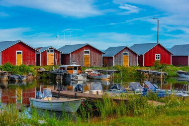 Svedjehamn, Finlandiya, 24 Temmuz 2022: Finlandiya, Svedjehamn 'da kırmızı kereste sandal evleri.