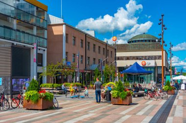 Seinajoki, Finlandiya, 24 Temmuz 2022: Seinajoki, Finlandiya 'da ticari bir caddenin görüntüsü..