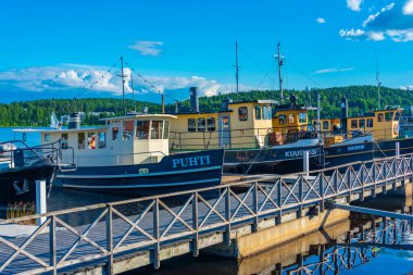 Jyvaskyla, Finlandiya, 24 Temmuz 2022: Jyvaskyla, Finlandiya 'da bir gölde turist tekneleri.