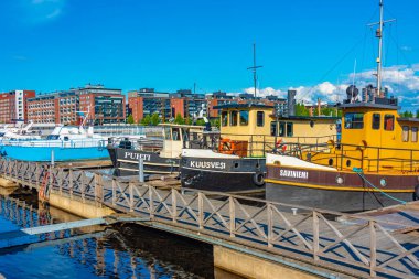 Jyvaskyla, Finlandiya, 24 Temmuz 2022: Jyvaskyla, Finlandiya 'da bir gölde turist tekneleri.