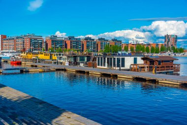Jyvaskyla, Finlandiya, 24 Temmuz 2022: Jyvaskyla, Finlandiya 'da bir gölde tekne evi.