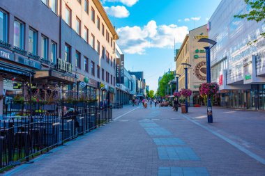 Jyvaskyla, Finlandiya, 24 Temmuz 2022: Jyvaskyla, Finlandiya 'da ticari bir caddenin görüntüsü..