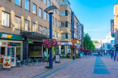 Jyvaskyla, Finlandiya, 24 Temmuz 2022: Jyvaskyla, Finlandiya 'da ticari bir caddenin görüntüsü..