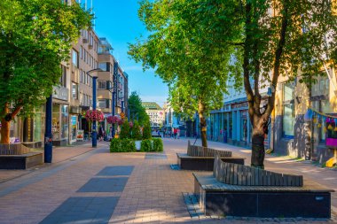 Jyvaskyla, Finlandiya, 24 Temmuz 2022: Jyvaskyla, Finlandiya 'da ticari bir caddenin görüntüsü..