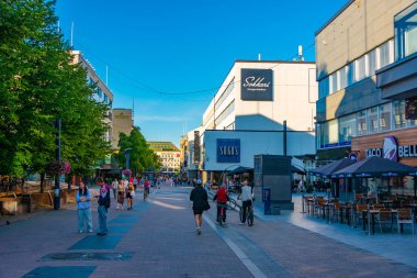 Jyvaskyla, Finlandiya, 24 Temmuz 2022: Jyvaskyla, Finlandiya 'da ticari bir caddenin görüntüsü..