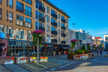 Jyvaskyla, Finlandiya, 24 Temmuz 2022: Jyvaskyla, Finlandiya 'da ticari bir caddenin görüntüsü..