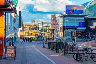 Jyvaskyla, Finlandiya, 24 Temmuz 2022: Jyvaskyla, Finlandiya 'da ticari bir caddenin görüntüsü..