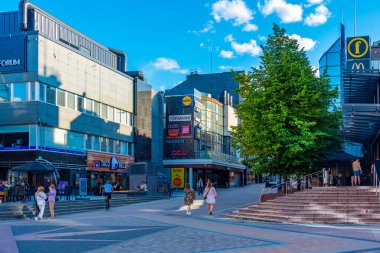 Jyvaskyla, Finlandiya, 24 Temmuz 2022: Jyvaskyla, Finlandiya 'da ticari bir caddenin görüntüsü..