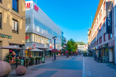 Jyvaskyla, Finlandiya, 24 Temmuz 2022: Jyvaskyla, Finlandiya 'da ticari bir caddenin görüntüsü..