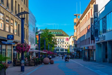 Jyvaskyla, Finlandiya, 24 Temmuz 2022: Jyvaskyla, Finlandiya 'da ticari bir caddenin görüntüsü..