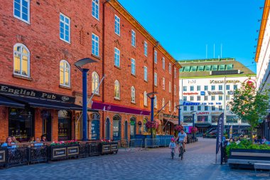 Jyvaskyla, Finlandiya, 24 Temmuz 2022: Jyvaskyla, Finlandiya 'da ticari bir caddenin görüntüsü..