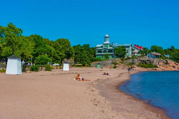 Hanko, Finlandiya, 20 Temmuz 2022: Güneşli bir günde Finlandiya 'nın Hanko kentinde plaj.