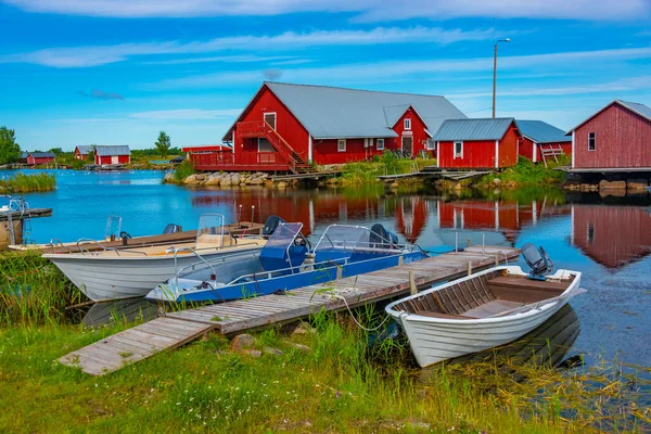 Svedjehamn, Finlandiya, 24 Temmuz 2022: Finlandiya, Svedjehamn 'da kırmızı kereste sandal evleri.