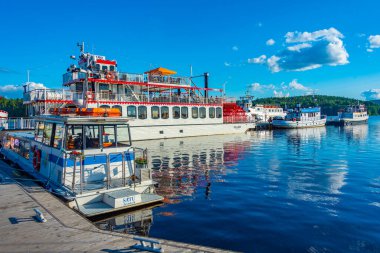 Jyvaskyla, Finlandiya, 24 Temmuz 2022: Jyvaskyla, Finlandiya 'da bir gölde turist tekneleri.