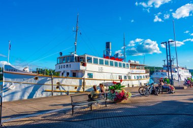 Jyvaskyla, Finlandiya, 24 Temmuz 2022: Jyvaskyla, Finlandiya 'da bir gölde turist tekneleri.