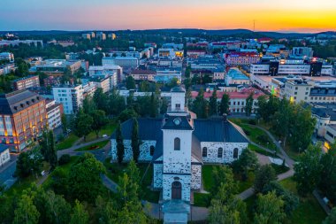 Kuopio, Finlandiya, 24 Temmuz 2022: Finlandiya 'daki Kuopio Katedrali' nin günbatımı manzarası.