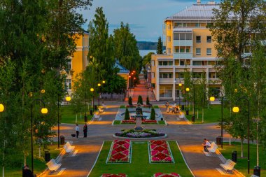 Kuopio, Finlandiya, 24 Temmuz 2022: Kuopio, Finlandiya 'daki Snellman Park' ın günbatımı.